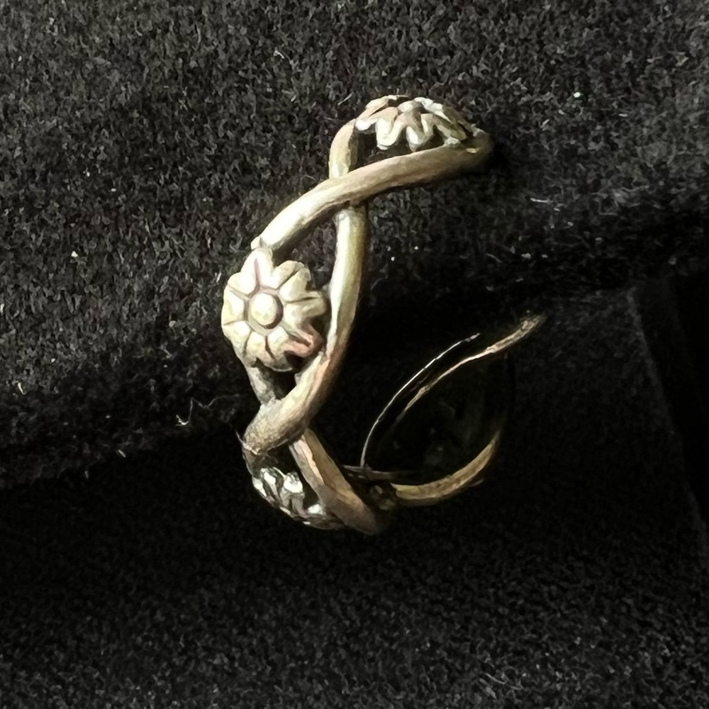 Flower Ring sz4 adjustable sterling
(Could be worn on toe)
